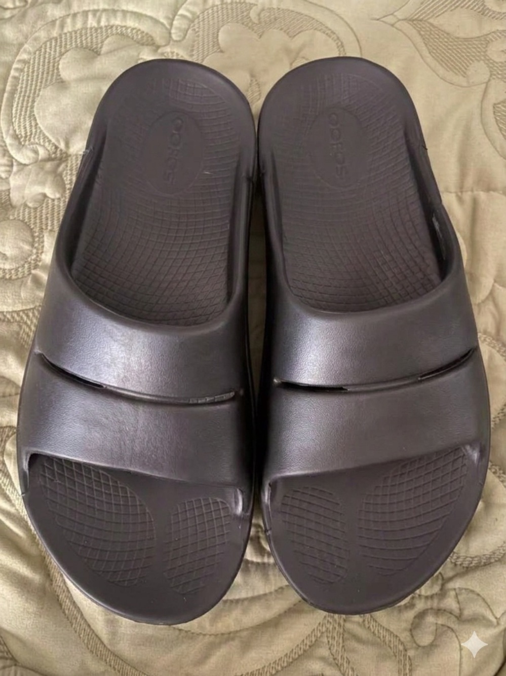OOFOS OOahh Recovery Sandals Women’s 8 Men’s 6